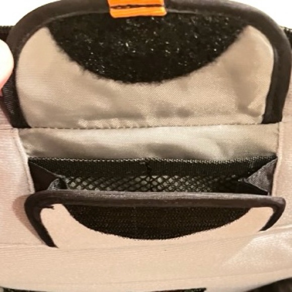 Lowepro Rezo 170 AW Camera Bag (Black) - Picture 9 of 12